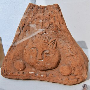 Голова Горгоны с небесными символами из Иски Августы. Римский период; National Roman Legion Museum, Кэрлеон.