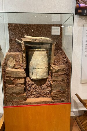 Погребение из района Кэрлеона, известное как Caerleon Pipe Burial. Римский период; National Roman Legion Museum, Кэрлеон.