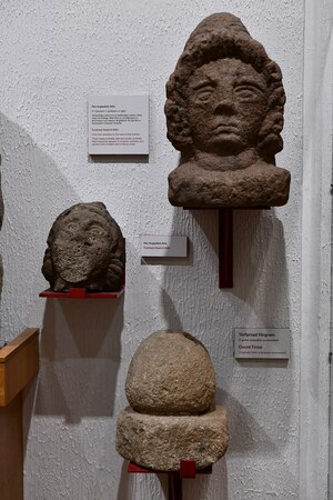 Погребальные памятники из Иски Августы. Римский период; National Roman Legion Museum, Кэрлеон.