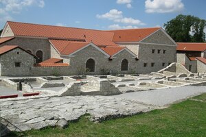 Реконструированный римский дом в археологическом парке Карнунта. Современная постройка основана на раскопках городского квартала.