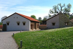 Дом торговца маслом в реконструированном квартале Карнунта. Памятник показывает экономическую сторону города на Дунае и Янтарном пути.