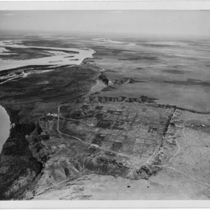 Дура-Европос с воздуха в конце 1930-х годов. Снимок показывает городскую сетку, западную оборонительную линию и положение памятника над Евфратом. Yale-French Excavations /.