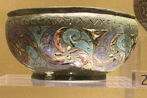 Staffordshire Moorlands Pan: эмалированная бронзовая чаша II века н.э. с названиями фортов западного сектора Вала Адриана и формой имени Val[l]i Aeli.