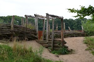 Реконструкция полевого укрепления германцев в Museum und Park Kalkriese. Экспозиция показывает, как узкий проход между возвышенностью и болотистой местностью мог усиливать засаду.