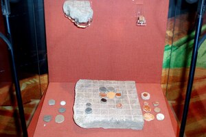 Игровая доска, игральная кость и фишки из Сегедунума. Римский период; Segedunum Roman Fort, Baths and Museum.