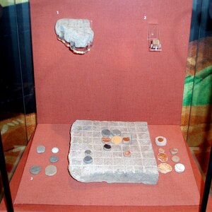 Игровая доска, игральная кость и фишки из Сегедунума. Римский период; Segedunum Roman Fort, Baths and Museum.