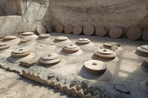 Долии in situ на вилле Регина в Боскореале: крупные сосуды для брожения и хранения сусла.