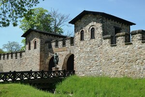 Porta praetoria, главные ворота реконструированного форта Заальбург. Современная реконструкция показывает общий облик каменного кастелла на верхнегерманском лимесе;.