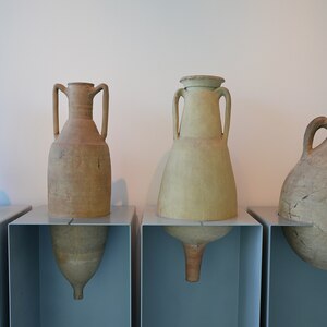 Римские амфоры в Museum Het Valkhof, Неймеген: родосская амфора, италийская Dressel 2-4 и бетийские Dressel 7-11 и Dressel 20. Римский период, I-III века н.э.
