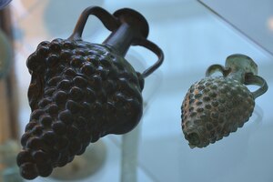 Римская стеклянная бутылочка в форме виноградной грозди. Римский период; Museum Het Valkhof, Неймеген.
