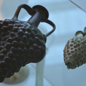 Римская стеклянная бутылочка в форме виноградной грозди. Римский период; Museum Het Valkhof, Неймеген.