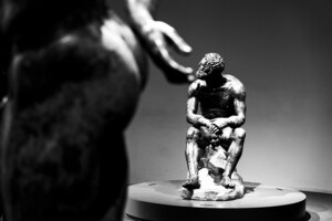 Зал Palazzo Massimo с античными бронзами; экспозиция показывает крупную скульптуру в музейном контексте.