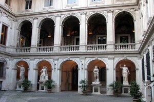 Двор Palazzo Altemps, площадки Национального римского музея с античной скульптурой и историческими коллекциями.