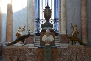 The Braccio Nuovo of the Chiaramonti Museum: a long gallery with ancient sculpture and Roman portraits.