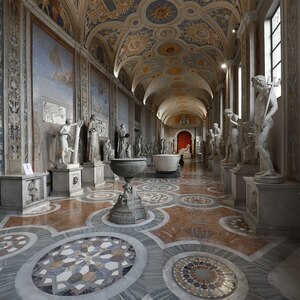 Galleria delle Statue в музее Пио-Клементино, один из ключевых маршрутов античной скульптуры Ватиканских музеев.