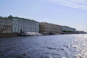 Здания Государственного Эрмитажа на Дворцовой набережной; античные коллекции входят в музейный маршрут комплекса.