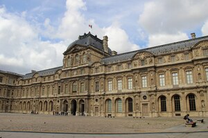 Двор Лувра Cour Carrée и фасад музейного комплекса; античные коллекции размещены внутри исторического дворца.