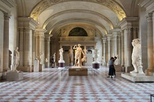 Salle des Caryatides в Лувре: крупная античная скульптура и историческая музейная архитектура в одном пространстве.