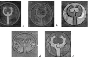 Pelta motif in pugio decoration; a crescent with animal heads in Roman military ornament.