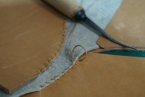 Stitching the edge of an upper part.