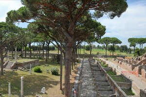 Остия Антика: La place des corporations (Ostia Antica); общий вид или раскопанный участок, римский период, археологическая зона или музейный контекст.