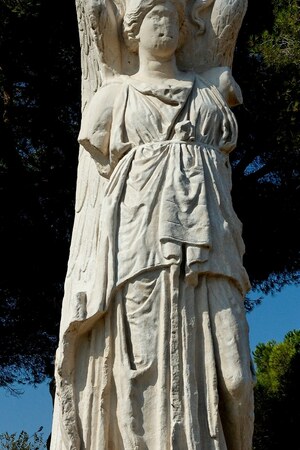 Остия Антика: Minerva victrix Ostia Antica 2006 09 08; визуальный источник по памятнику, римский период, археологическая зона или музейный контекст.