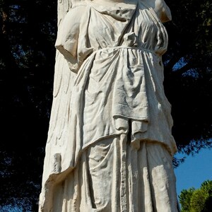 Остия Антика: Minerva victrix Ostia Antica 2006 09 08; визуальный источник по памятнику, римский период, археологическая зона или музейный контекст.