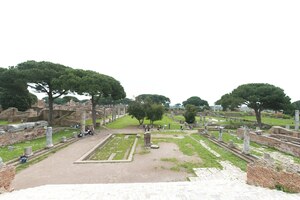 Остия Антика: Ostia Antica view from temple of Jupiter; визуальный источник по памятнику, римский период, археологическая зона или музейный контекст.
