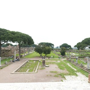 Остия Антика: Ostia Antica view from temple of Jupiter; визуальный источник по памятнику, римский период, археологическая зона или музейный контекст.
