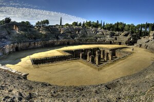 Италика: Anfiteatro de Itálica; общий вид или раскопанный участок, римский период, археологическая зона или музейный контекст.
