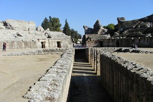 Италика: Amphitheatre Italica, Spain; визуальный источник по памятнику, римский период, археологическая зона или музейный контекст.