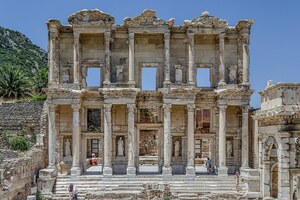 Эфес: Ephesus Celsus Library Façade; общий вид или раскопанный участок, римский период, археологическая зона или музейный контекст.