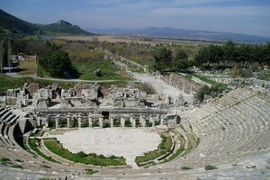 Эфес: Ephesos amphitheatre; визуальный источник по памятнику, римский период, археологическая зона или музейный контекст.