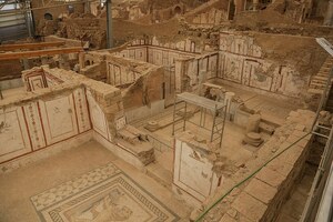 Эфес: Ephesus Terrace Houses; визуальный источник по памятнику, римский период, археологическая зона или музейный контекст.