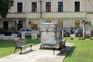 Viminacium: Roman sarcophagus in front of the National museum in Požarevac; visual evidence for the site, Roman period, archaeological site or museum context.