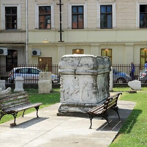 Виминациум: Roman sarcophagus in front of the National museum in Požarevac; визуальный источник по памятнику, римский период, археологическая зона или музейный контекст.