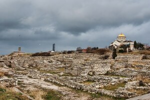 Римские находки в Крыму: Chersonesos ruins; общий вид или раскопанный участок, античный и римский период, археологический контекст Северного Причерноморья.
