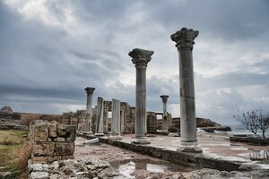Римские находки в Крыму: Chersonesos columns; визуальный источник по памятнику, античный и римский период, археологический контекст Северного Причерноморья.