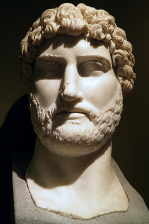Сагаласс: Colossal Marble Head of Hadrian from Sagalassos; визуальный источник по памятнику, римский период, археологическая зона или музейный контекст.