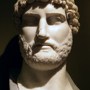 Сагаласс: Colossal Marble Head of Hadrian from Sagalassos; визуальный источник по памятнику, римский период, археологическая зона или музейный контекст.