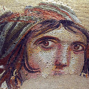 Зевгма: Mosaic of a Gypsy Girl; визуальный источник по памятнику, римский период, археологическая зона или музейный контекст.