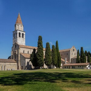 Аквилея: Basilica Patriarcale (Aquileia) - Exterior; визуальный источник по памятнику, римский период, археологическая зона или музейный контекст.