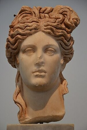 Афродисиада: Marble head of a goddess, found in the Hadrianic Baths, 2nd century AD, Aphrodisias Museum; визуальный источник по памятнику, римский период, археологическая зона или музейный контекст.