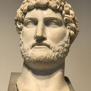 Сагаласс: Head of the statue of emperor Hadrian; визуальный источник по памятнику, римский период, археологическая зона или музейный контекст.