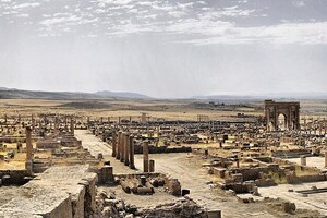 Тимгад / Thamugadi: Timgad Ruins Panorama; визуальный источник по памятнику, римский период, археологическая зона или музейный контекст.