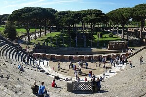 Остия Антика: Panoramica Teatro di Ostia; визуальный источник по памятнику, римский период, археологическая зона или музейный контекст.
