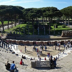Остия Антика: Panoramica Teatro di Ostia; визуальный источник по памятнику, римский период, археологическая зона или музейный контекст.