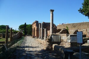 Остия Антика: Decumanus maximus (Ostia antica) (1); визуальный источник по памятнику, римский период, археологическая зона или музейный контекст.
