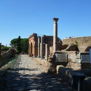 Остия Антика: Decumanus maximus (Ostia antica) (1); визуальный источник по памятнику, римский период, археологическая зона или музейный контекст.