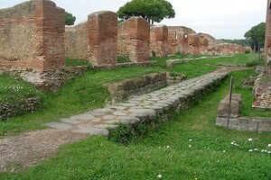 Остия Антика: OstiaAnticaPortaMarina; визуальный источник по памятнику, римский период, археологическая зона или музейный контекст.